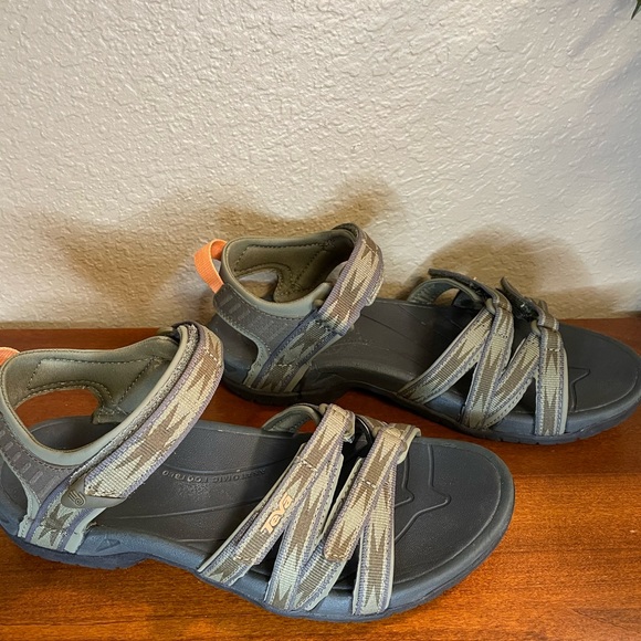 TEVA TIRRA SIZE8 SANDALS COLOR-CAMO w/ORANGE LIKE NEW! Worn 2X QUICK DRY - Picture 3 of 7